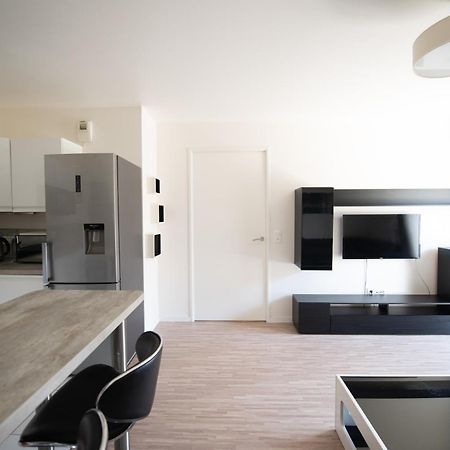 Appartements De 2 Ou 3 Chambres A 40 Minutes De Paris Courcouronnes Ruang foto