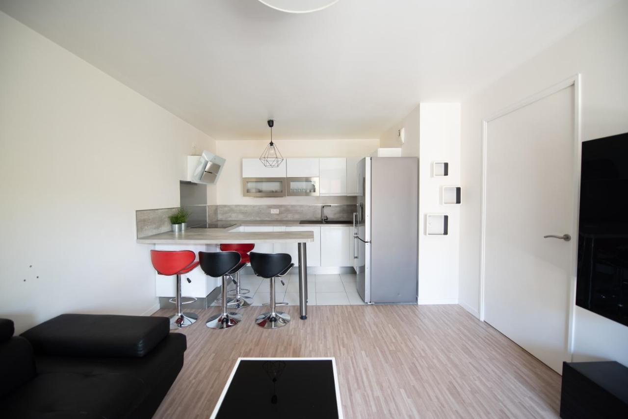 Appartements De 2 Ou 3 Chambres A 40 Minutes De Paris Courcouronnes Ruang foto